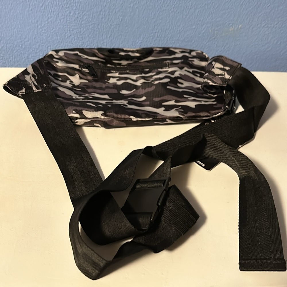 Puma Adjustable Strap Zippered Pocket Locker Loop Haul Handle WaistPack. - Picture 5 of 13